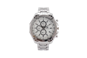 Nahaufnahme der Herrenuhr mit weißem Drei-Augen-Zifferblatt und Tachymeter-Skala in Silber