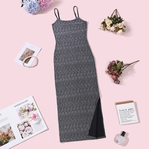 Mise à plat d'une robe grise en maille avec fente latérale et accessoires de mode