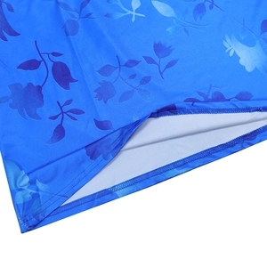 Détail de l'ourlet en tissu à imprimé floral bleu avec coutures précises et doublure blanche