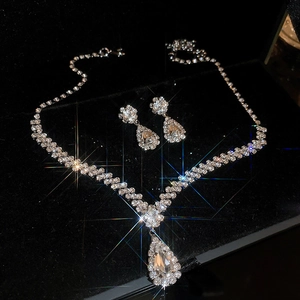 Parure de bijoux de luxe avec pendentif goutte d'eau et boucles d'oreilles en strass