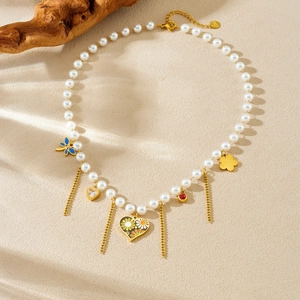 Collana di perle con libellula smaltata, pendenti a cuore e nappe in metallo dorato