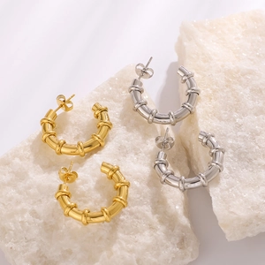 Orecchini a cerchio a forma di C placcati in oro e argento su pietre bianche naturali
