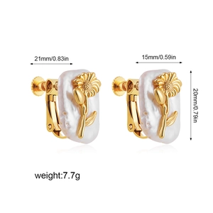 Golden flower earrings with baroque pearls and precise size measurements for elegant style