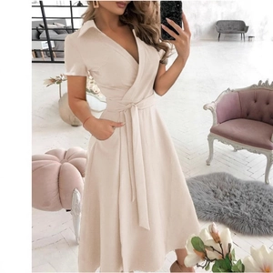 Abito floreale beige a maniche corte con scollo a V, cintura annodata e collo a revers