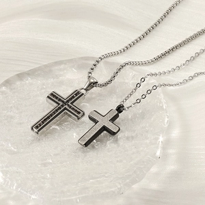 Minimalistische silberne Edelstahl-Kreuzanhänger-Halsketten mit Strass und Matt-Finish