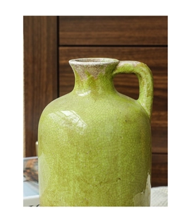 Nahaufnahme der grünen Keramikvase mit Craquelé-Glasur und antikem Henkel-Detail