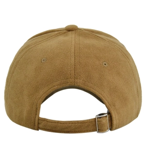Achteraanzicht van bruine suède baseballcap met verstelbare metalen gespsluiting
