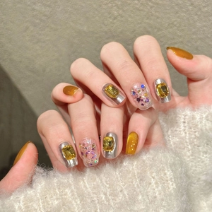 Unghie finte di lusso giallo senape e cromo argento con grandi strass rettangolari