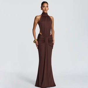 Elegante abito da sera marrone scuro con scollo all'americana, tagli in vita e a sirena