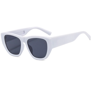 Lunettes de soleil carrées rétro blanches surdimensionnées avec des verres gris foncés