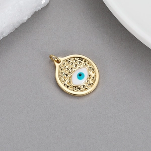 Ciondolo occhio portafortuna in oro 14k con smalto blu su disco rotondo martellato