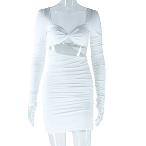 Dettaglio dell'abito bianco a maniche lunghe con nodo cut-out e tessuto arricciato