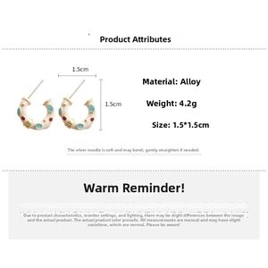 Detail view of C-shaped enamel earrings with dimensions 1.5x1.5cm and 4.2g weight