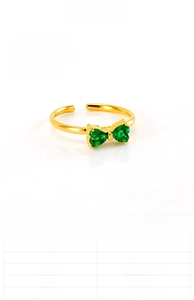 Dettaglio anello a fiocco in acciaio dorato 18K con zircone verde e dimensioni