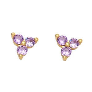 Orecchini a perno minimalisti in oro con tre pietre di zircone viola su fondo bianco