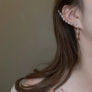 Silberne Ohrmanschette mit Zirkonia-Tropfen und langen Quasten am Damenohr