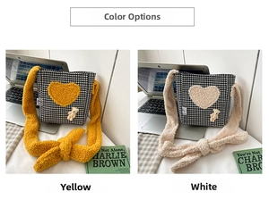 Détail du sac bandoulière en peluche à motif pied-de-poule avec cœur et ourson