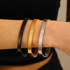 Bracelets géométriques minimalistes en or argent et noir avec finition poli miroir