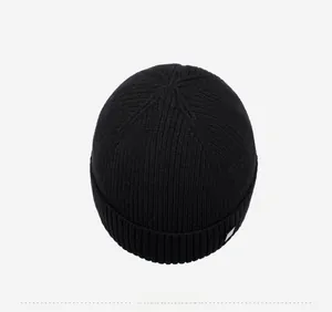 Vue de dessus montrant la texture en maille côtelée et les coutures de ce bonnet noir d'hiver