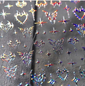 Makro-Detail von holografischen Nageltattoos mit Y2K-Schmetterlings- und Herzmotiven