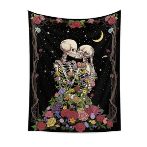Détail d'une tapisserie gothique d'amants squelettes avec fleurs vives et croissant de lune