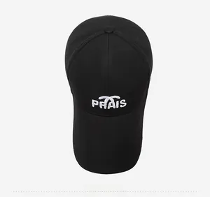 Dettaglio del ricamo bianco e della trama del tessuto su un cappellino da baseball nero