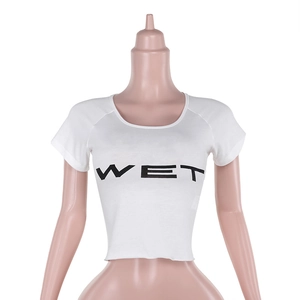 Detail eines weißen bauchfreien T-Shirts mit schwarzem WET-Druck und engem Rundhalsausschnitt