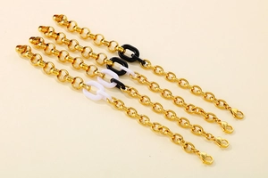 Détail de quatre bracelets en acier titane irrégulier avec accents de résine en fini doré