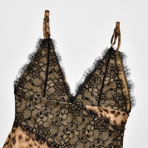 Détail du tissu imprimé léopard avec bordure en dentelle cil noire et bretelles