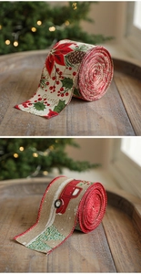 Détails de rubans de Noël en toile avec poinsettia et camion rouge sur plateau bois