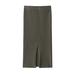 Détail d'une jupe midi en maille gris foncé avec fente frontale et motif texturé en losange