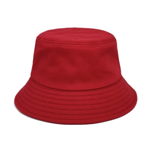 Λεπτομέρεια κόκκινου βαμβακερού καπέλου bucket με επίπεδη κορυφή και ενισχυμένες ραφές στο γείσο