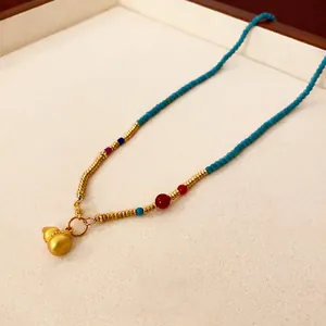 Collier en perles bleues avec pendentif gourde plaqué or et perles colorées décoratives