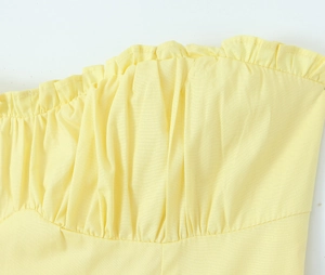 Gros plan détaillé de la robe bustier jaune avec poitrine plissée et coutures fines