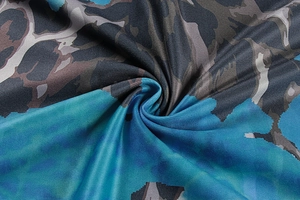 Detail von Strickstoff mit vertikalen Rippen und abstraktem buntem Druck