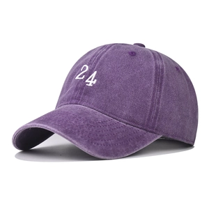 Détail d'une casquette en coton lavé violet avec broderie 24 blanche et texture vintage