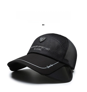 Détail du tissu en maille noire respirante et broderie du logo sur la casquette sport