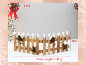 Détail de la clôture de Noël en bois de 98x30cm avec effet neige, aiguilles de pin et baies