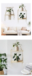 Nahaufnahme eines Boho-Hängeregal mit handgewebten Baumwollseilen und Naturholzboden