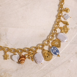 Collier chaîne dorée en acier inoxydable avec breloques océan, nœud et perles
