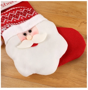 Vue détaillée d'une chaussette de Noël en tricot rouge avec peluche Père Noël 3D