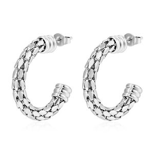 Boucles d'oreilles créoles tressées en acier inoxydable argenté sur fond blanc pur