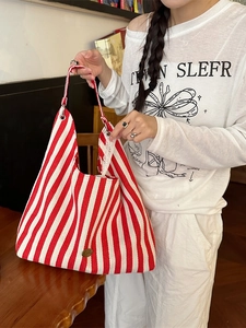 Grand sac fourre-tout en toile à rayures rouges et blanches avec détails en dentelle