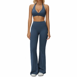 Set yoga due pezzi blu nebbia con reggiseno sportivo allacciato al collo e pantaloni a zampa