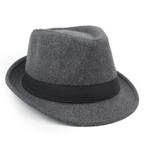 Détail de la texture d'un chapeau fedora en laine grise avec ruban gros-grain noir