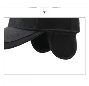 Dettaglio del cappello invernale con paraorecchie spessi e cuciture laterali di precisione