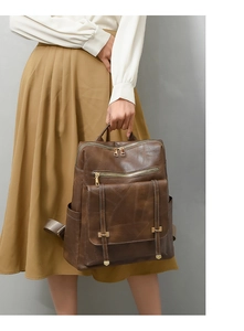 Detalle de mochila vintage de cuero PU marrón oscuro con diseño multibolsillo en la modelo
