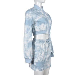 Dettaglio di un completo blu tie-dye a due pezzi con giacca corta e minigonna