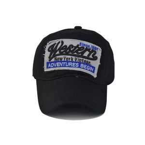 Detail eines bestickten Western-Patches mit Vintage-Schrift auf schwarzer Baseballkappe