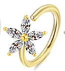 Macro detail van gouden neusring met een kristallen vijfbladige bloem stud ontwerp